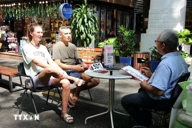 Des touristes étrangers à Hô Chi Minh-Ville. Photo : VNA.