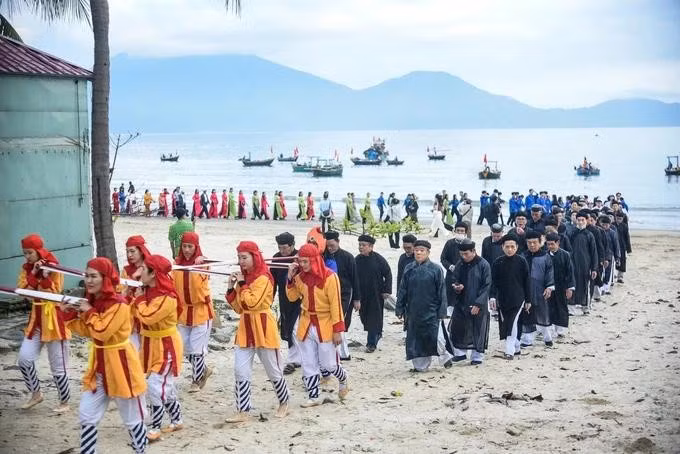 Le festival Cau Ngu, ou culte des baleines, est organisé annuellement le 20e jour du premier mois lunaire. Le festival Cau Ngu, ou culte des baleines, est organisé annuellement le 20e jour du premier mois lunaire.