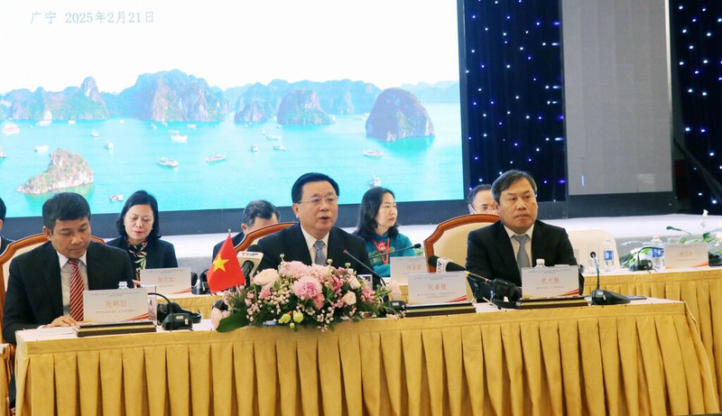 Nguyên Xuân Thang (au milieu), membre du Bureau politique, président du Conseil théorique central et directeur de l'Académie nationale de politique Ho Chi Minh, a reçu le 20 février à Ha Long Chen Gang, membre du Comité central du PPC.
