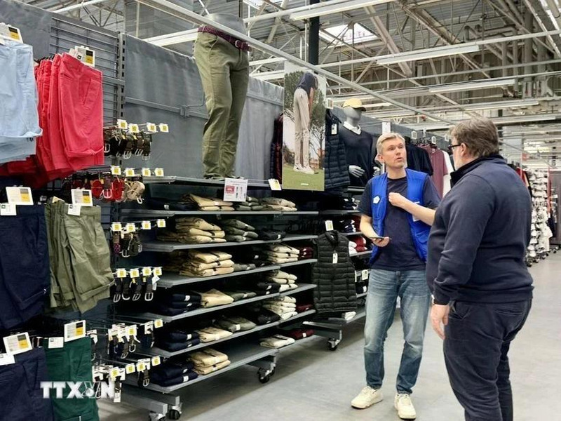 Présentation des vêtements de sport « Made in Vietnam » aux clients français. Photo : VNA.
