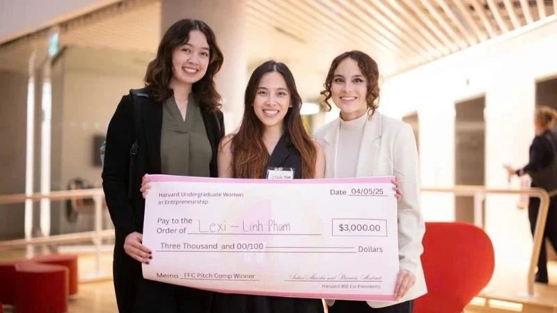 En avril 2025, Pham Hong Linh (au milieu) a remporté le 1er Prix du Concours de startups 2025 l'Université Harvard avec le logiciel de traduction médicale Lexi. Photo : NDEL.