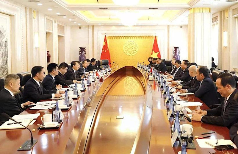 Le ministre de la Construction, Trân Hông Minh (droite), en visite de travail en Chine et le ministre chinois des Transports Liu Wei discutent à Pékin de la promotion de la coopération dans le domaine des transports entre les deux pays, en particulier dans le développement ferroviaire. Photo : VNA.