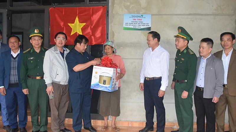 Des dirigeants du Comité populaire provincial de Dien Bien ont offert des cadeaux à un ménage pauvre du village de Chan Nuoi, commune de Si Pa Phin, district de Nam Po, à l'occasion de l'inauguration de la « maison de Grande solidarité ». Photo : NDEL.