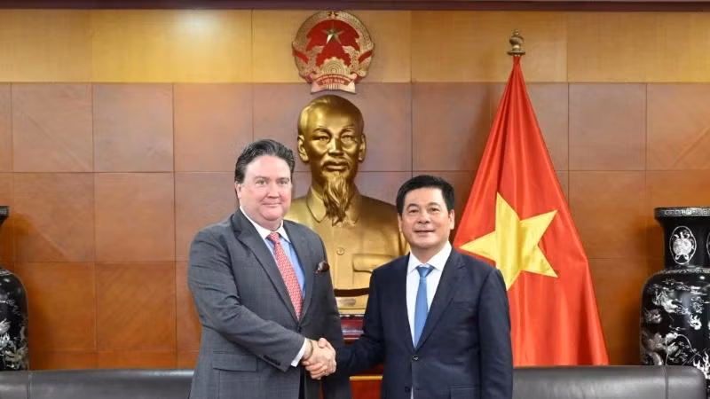 Le ministère de l'Industrie et du Commerce Nguyen Hong Dien (droite) et l'ambassadeur des États-Unis au Vietnam Marc E. Knapper. Photo : VNA.