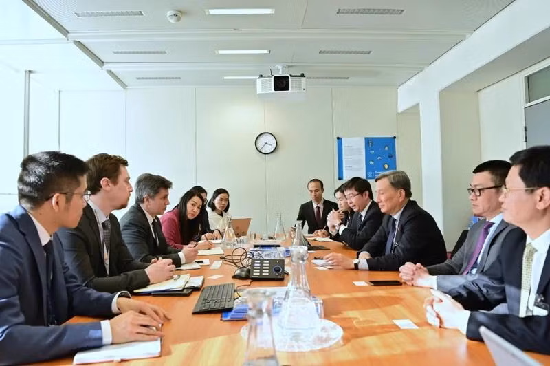 Séance de travail entre la délégation vietnamienne et les représentants de l'AIEA. Photo : NDEL.