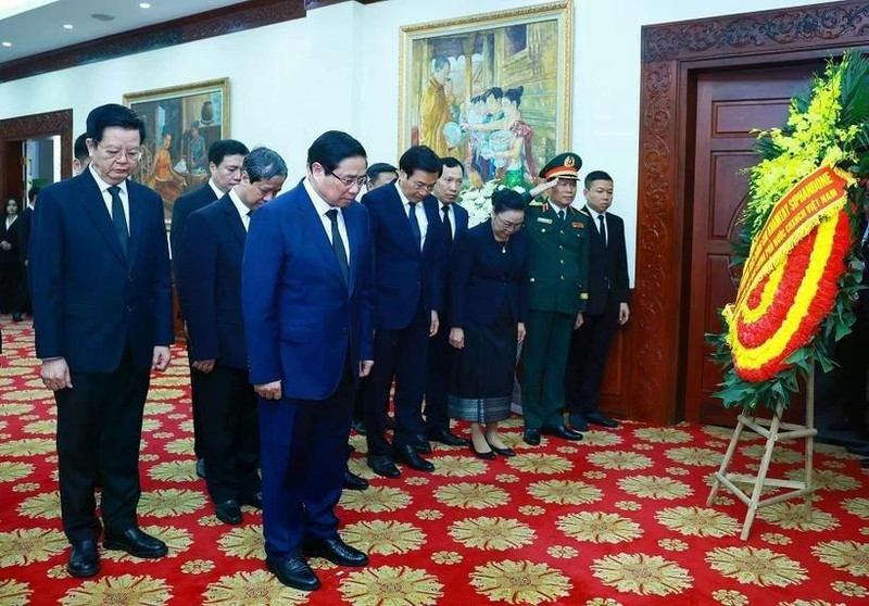 Le Premier ministre Pham Minh Chinh rend hommage à l'ancien président du Parti populaire révolutionnaire lao et ancien président lao Khamtay Siphandone, à Hanoi, le 4 avril. Photo : VNA.
