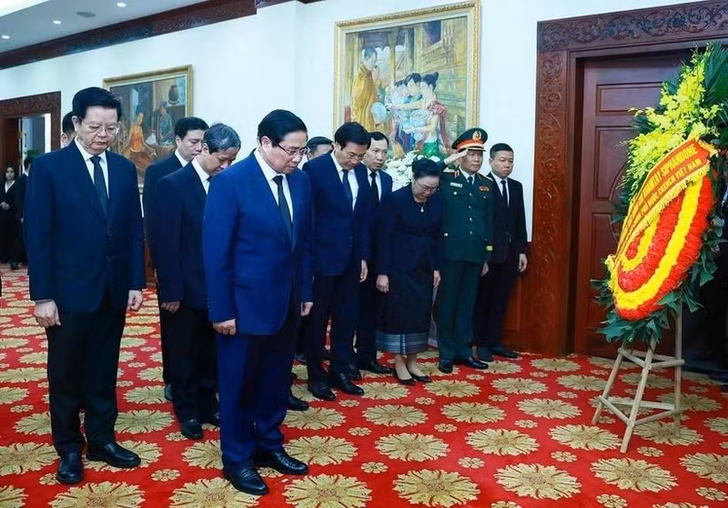 Le Premier ministre Pham Minh Chinh rend hommage à l'ancien président du Parti populaire révolutionnaire lao et ancien président lao Khamtay Siphandone, à Hanoi, le 4 avril. Photo : VNA.