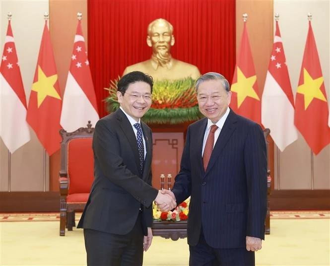 Le secrétaire général du Parti communiste du Vietnam (PCV), Tô Lâm (droite), et le Premier ministre de Singapour, Lawrence Wong. Photo : VNA.