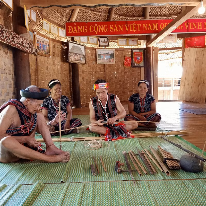 En arrivant au village de Por'ning, les visiteurs découvriront la culture traditionnelle du peuple Co Tu. Photo : baovanhoa.vn