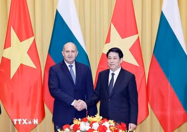 Le président bulgare Rumen Radev (à gauche) et le président vietnamien Luong Cuong se serrent la main. Photo : VNA.