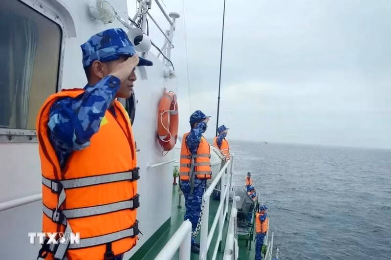 Des garde-côtes vietnamiens patrouillent dans les eaux au nord du golfe du Tonkin. Photo : VNA.