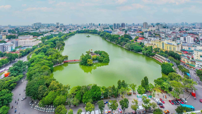 Le lac de Hoan Kiem (Épée restituée), arrondissement de Hoan Kiem, au centre-ville de Hanoï. Photo : https://vietnamfinance.vn/