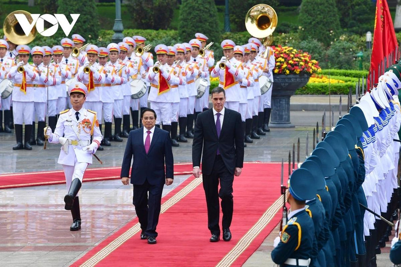 Cérémonie d'accueil officielle en l’honneur du Premier ministre espagnol, Pedro Sánchez, en visite officielle au Vietnam du 8 au 10 avril. Photo : VOV.