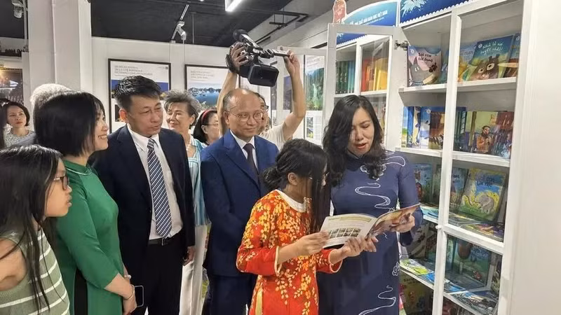 Ouverture de la bibliothèque de la langue vietnamienne au Centre culturel vietnamien à Paris. Photo : baoquocte.vn