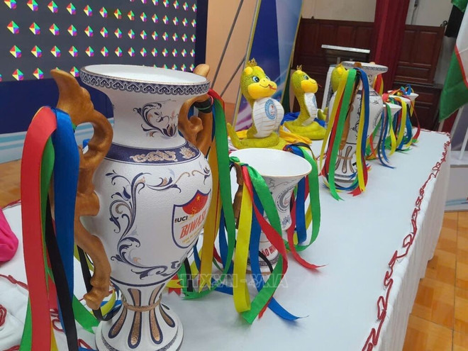 La Coupe de céramique, objet de convoitise des coureuses. Photo : VNA.