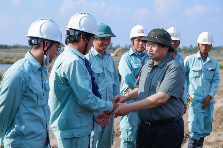 Le Premier ministre Pham Minh Chinh (à droite) rencontre des ingénieurs et des ouvriers qui construisent l'autoroute Cân Tho - Cà Mau. Photo: VOV