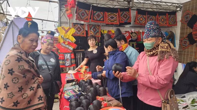 Les touristes, mais aussi les habitants, apprécient les produits exposés.