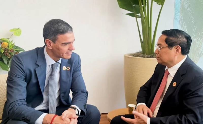Le Premier ministre vietnamien Pham Minh Chinh (à droite) a rencontré le Premier ministre espagnol Pedro Sanchez (à gauche) en marge du sommet du G20 au Brésil, en novembre 2024. Photo : VGP.