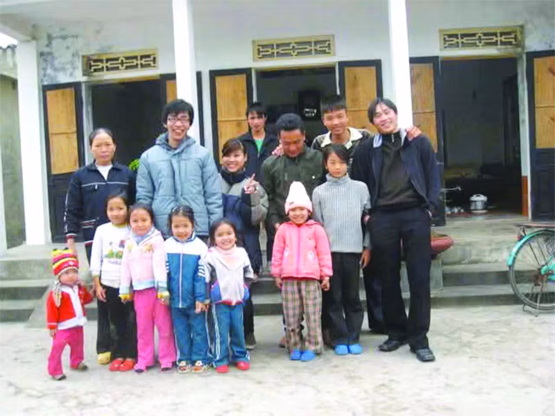 Suda Takuya (deuxième à partir de la gauche, deuxième rangée) à l’occasion du Têt au Vietnam en 2008. Photo : thoidai.vn