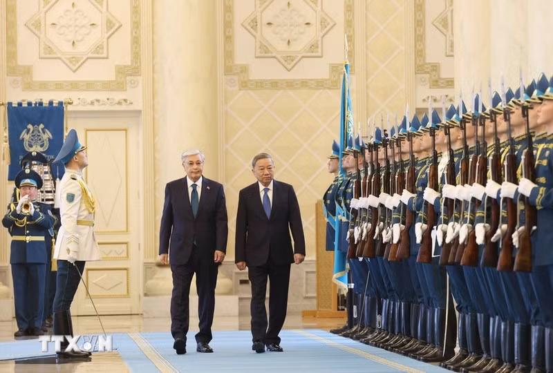 Cérémonie d’accueil en l’honneur du secrétaire général du PCV To Lam (à droite) au Kazakhstan. Photo : VNA.