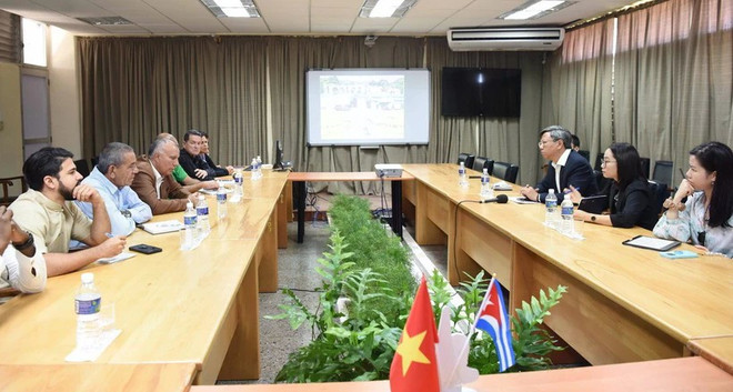 La séance de travail entre l'ambassadeur vietnamien à Cuba, Le Quang Long, et le gouverneur de la province cubaine d'Artemisa, Ricardo Concepción Rodríguez. Photo: VNA