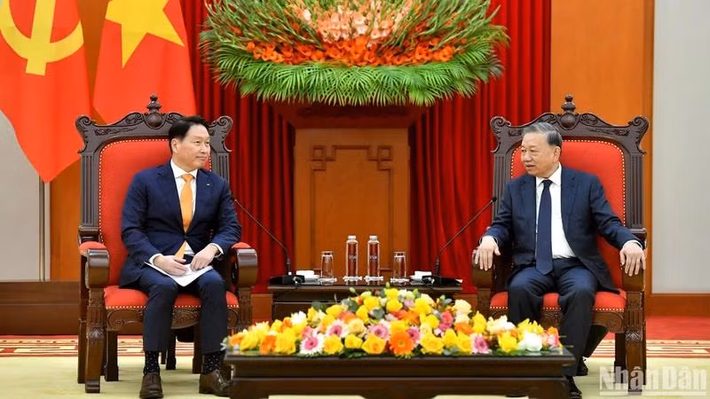 Le secrétaire général du Parti communiste vietnamien To Lam (droite) et Chey Tae-won, le président du groupe SK. Photo : NDEL.