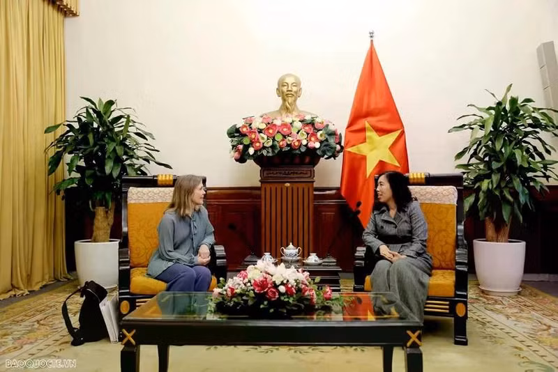 La vice-ministre vietnamienne des Affaires étrangères, Lê Thi Thu Hang (à droite) et la vice-ministre canadienne de la Défense, Stefanie Beck, à Hanoi, le 20 février. Photo: baoquocte.vn