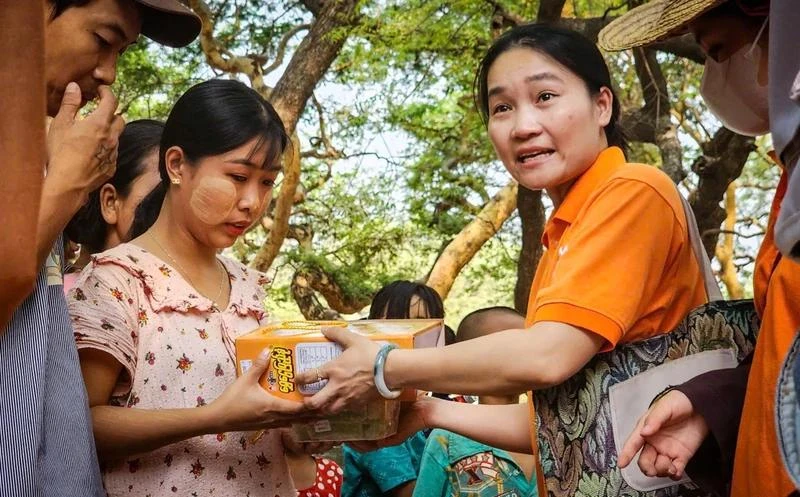 Mme Chu Thi Nguyet offre des cadeaux et de l'argent aux moines et aux personnes touchées par le tremblement de terre à Sagaing, la localité la plus gravement dévastée. Photo : NDEL.