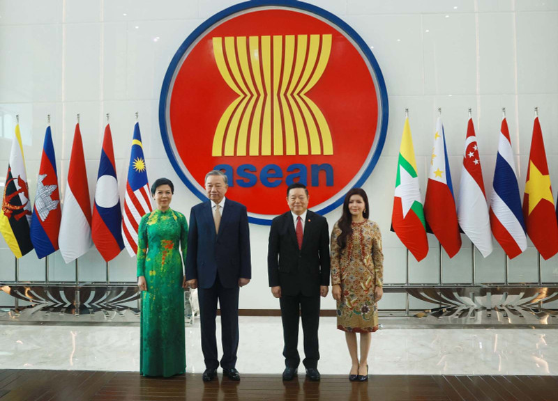 Le Secrétaire général du PCV, Tô Lâm (2e de gauche à droite), et son épouse rencontrent le secrétaire général de l'ASEAN, Kao Kim Hourn, et son épouse en Indonésie. Photo : VNA.