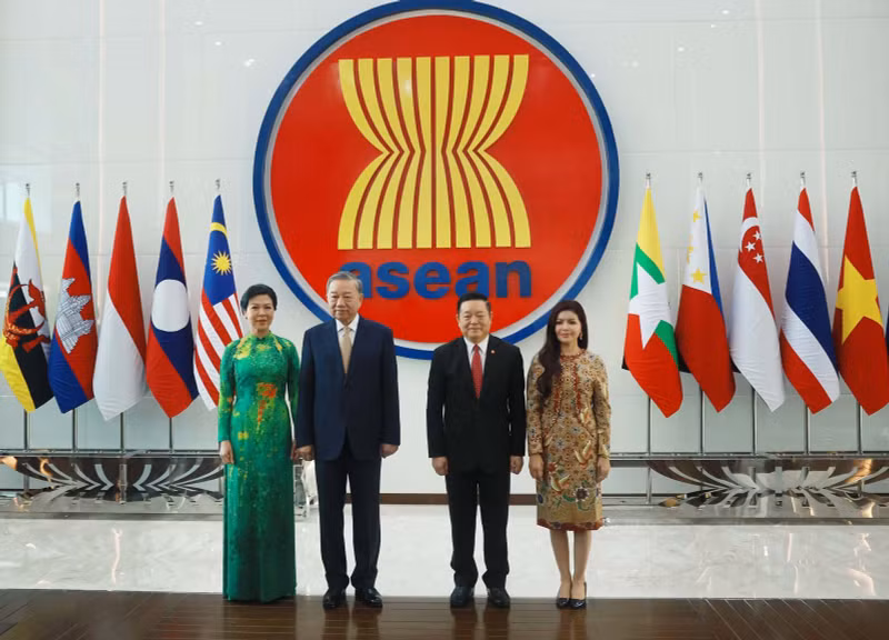 Le Secrétaire général du PCV, Tô Lâm (2e de gauche à droite), et son épouse rencontrent le secrétaire général de l'ASEAN, Kao Kim Hourn, et son épouse en Indonésie. Photo : VNA.