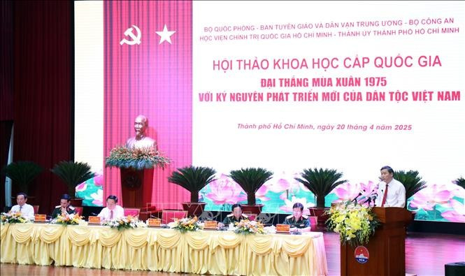 Le symposium national, placé sous le thème "La grande victoire du printemps 1975 avec la nouvelle ère de développement de la nation vietnamienne", s'est tenu dans la matinée du dimanche 20 avril à Hô Chi Minh-Ville. Photo : VNA