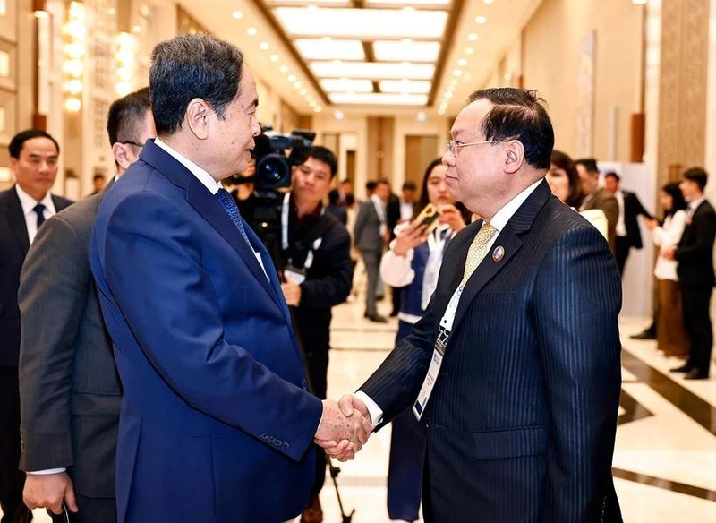 Le président de l’Assemblée nationale, Trân Thanh Mân (à gauche) serre la main du président de la Commission des affaires étrangères de l’Assemblée nationale du Laos, Sanya Praseuth. Photo : VNA.