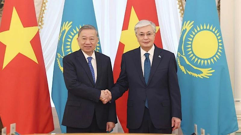 Le président du Kazakhstan, Kassym-Jomart Tokaïev (droite), et le secrétaire général du Parti communiste du Vietnam (PCV), To Lam (à gauche). Photo : NDEL.