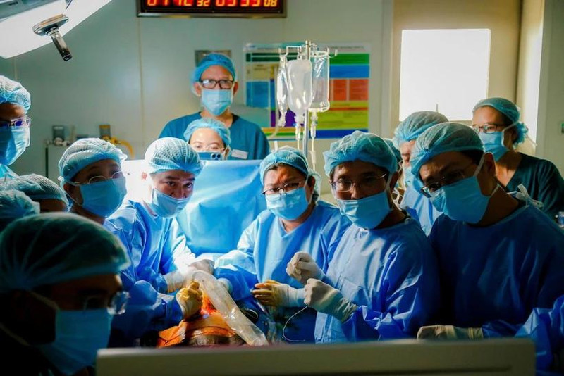 Des médecins lors de l’intervention cardiaque in utero sur la patiente singapourienne. Photo : VNA