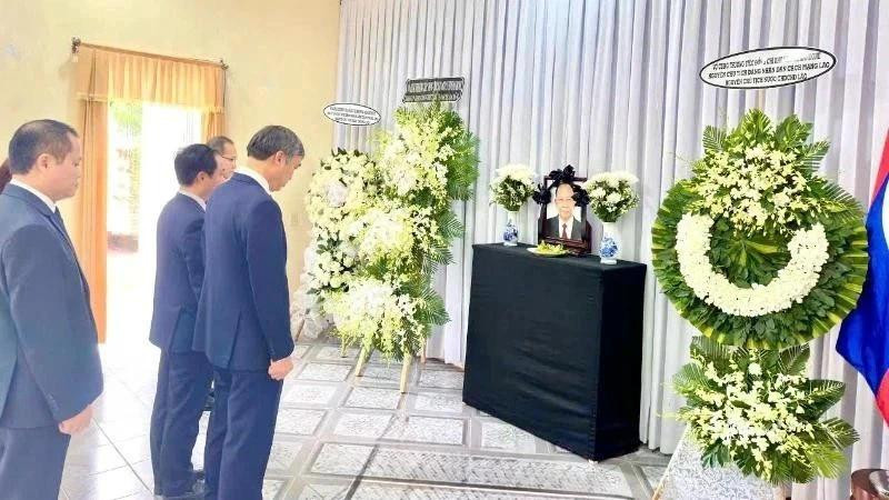 Une délégation de la ville de Da Nang, conduite par Le Trung Chinh, vice-secrétaire du Comité municipal du Parti et président du Comité populaire municipal, s'est rendue au consulat général du Laos pour rendre hommage à Khamtay Siphandone, ancien président du Comité central du Parti populaire révolutionnaire lao (PPRL) et ancien président du Laos, décédé le 2 avril. Photo : VNA.