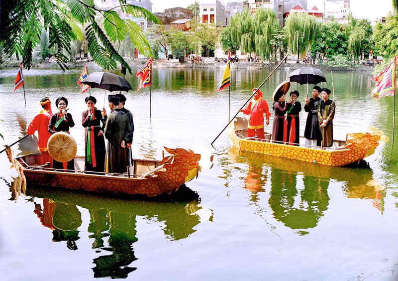 Un spectacle de chant « Quan ho » sur un bateau. Photo : vnexpress.net Un spectacle de chant « Quan ho » sur un bateau. Photo : vnexpress.net