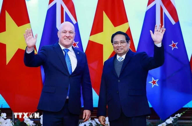 Le Premier ministre Christopher Luxon (gauche) et son homologue vietnamien Pham Minh Chinh. Photo : VNA.