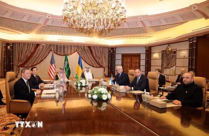 Les délégations américaine et ukrainienne en pourparlers à Djeddah, en Arabie saoudite, le 11 mars 2025. Photo : THX/TTXVN.