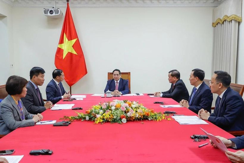 Le Premier ministre Pham Minh Chinh (centre) lors de son entretien téléphonique avec le Premier ministre malaisien Anwar Ibrahim, le 6 avril 2025. Photo : VNA.