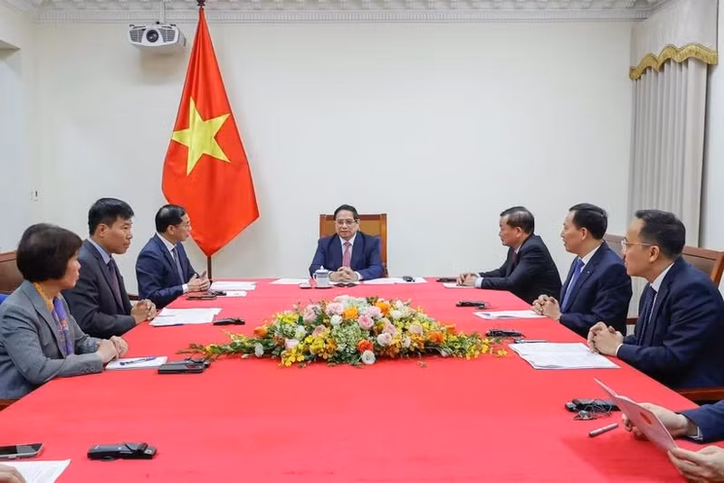 Le Premier ministre Pham Minh Chinh (centre) lors de son entretien téléphonique avec le Premier ministre malaisien Anwar Ibrahim, le 6 avril 2025. Photo : VNA.