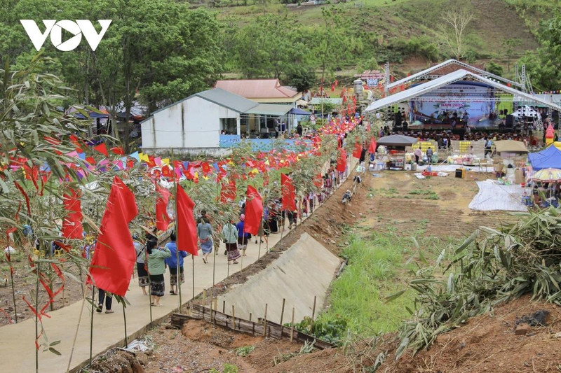 Le son des tambours et des gongs résonnant à travers les montagnes et les forêts, ainsi que les rires des gens, animent toute l'atmosphère de la Fête. Photo : VOV.