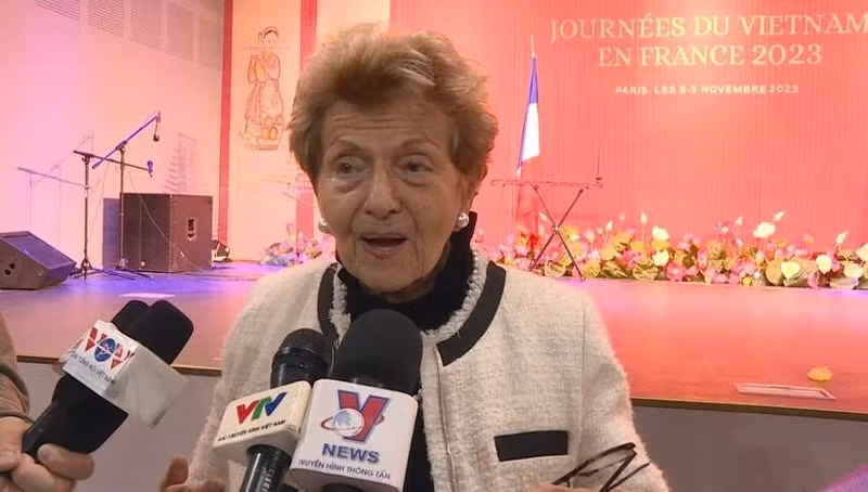 Madame Hélène Luc accorde une interview à la presse vietnamienne en France. Photo : VNA