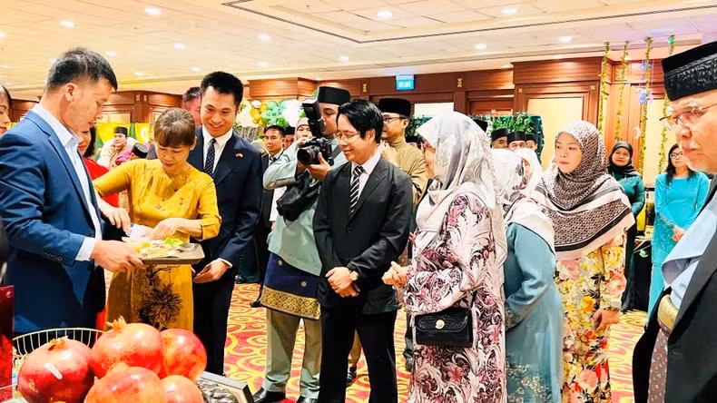 La princesse Hajah Masna découvre le « bun cha » vietnamien lors d’un événement organisé par le ministère des Affaires étrangères du Brunei. Photo : NDEL