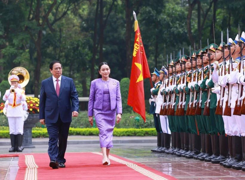La cérémonie d'accueil de la PM thaïlandaise en visite officielle au Vietnam. Photo : VNA.