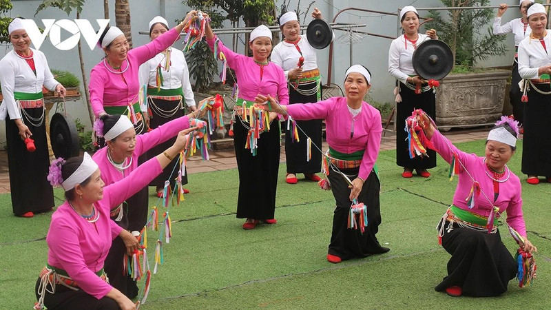 Les gongs de Mường ont un attrait particulier, un fil culturel invisible reliant les valeurs des Muong. Photo : VOV.