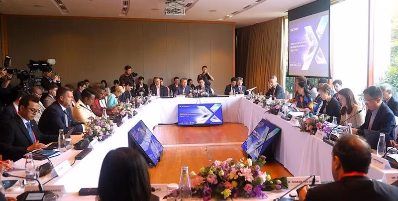 Table ronde ministérielle sur la confiance numérique. Photo : VNA.