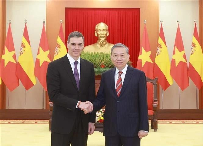 Le secrétaire général du Parti To Lam (droite) et le Premier ministre du Royaume d'Espagne Pedro Sánchez. Photo : VNA.
