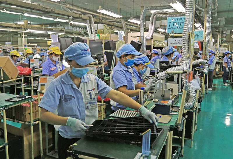 Fabrication de composants électroniques chez Katolec Vietnam Co. Photo : hanoimoi.com.vn