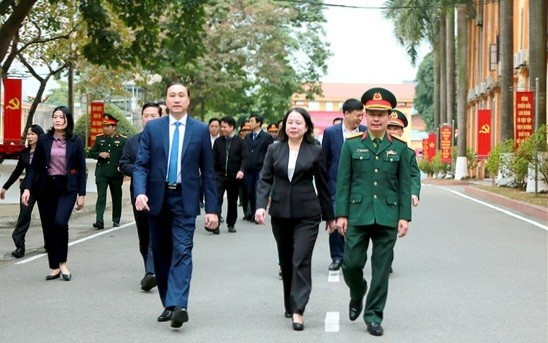 La vice-présidente de la République, Vo Thi Anh Xuân, se rend dans la province de Phu Tho pour offrir des cadeaux aux soldats du Commandement militaire provincial. Photo : baophutho.vn