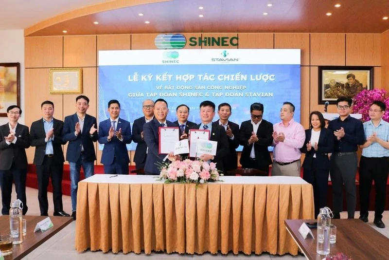 Cérémonie de signature d'un accord de coopération stratégique entre les groupes Stavian et Shinec. Photo : VNA.